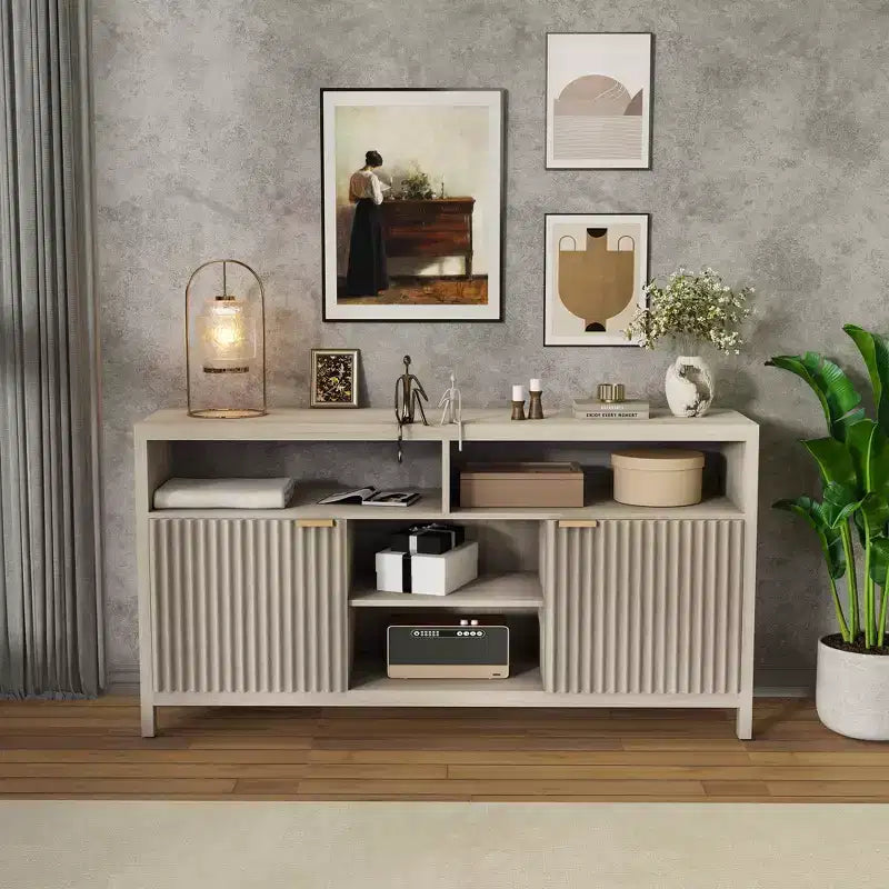 Meuble TV moderne de 150 cm pour salon, grand centre de divertissement avec porte cannelée et étagères ouvertes, meuble de rangement en bois pour TV 55/60/65 pouces