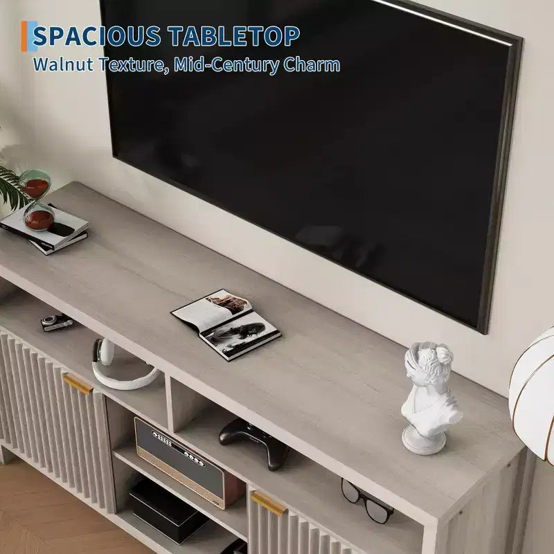 Meuble TV moderne de 150 cm pour salon, grand centre de divertissement avec porte cannelée et étagères ouvertes, meuble de rangement en bois pour TV 55/60/65 pouces