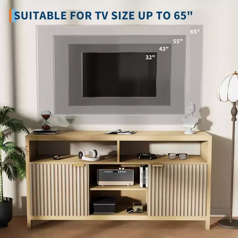 Meuble TV moderne de 150 cm pour salon, grand centre de divertissement avec porte cannelée et étagères ouvertes, meuble de rangement en bois pour TV 55/60/65 pouces