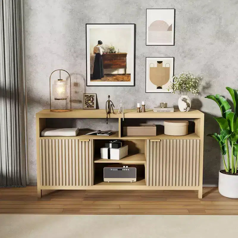 Meuble TV moderne de 150 cm pour salon, grand centre de divertissement avec porte cannelée et étagères ouvertes, meuble de rangement en bois pour TV 55/60/65 pouces