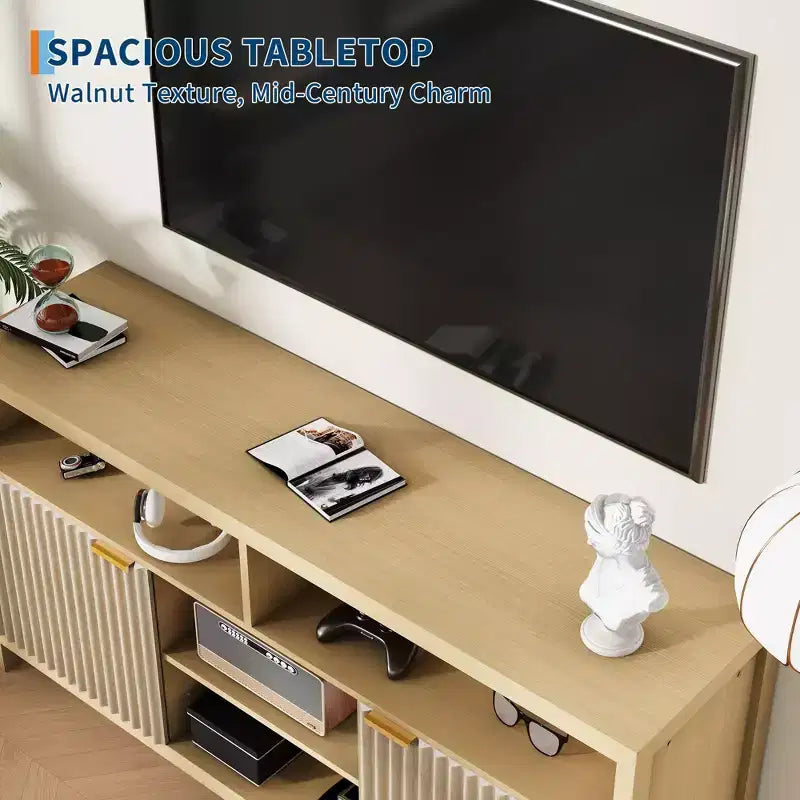 Meuble TV moderne de 150 cm pour salon, grand centre de divertissement avec porte cannelée et étagères ouvertes, meuble de rangement en bois pour TV 55/60/65 pouces