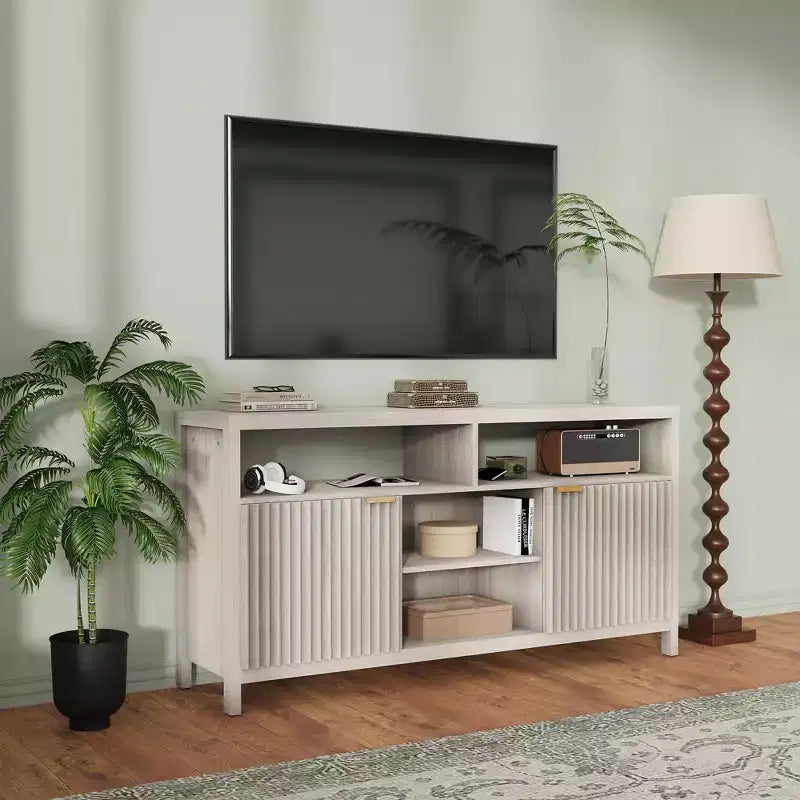Meuble TV moderne de 150 cm pour salon, grand centre de divertissement avec porte cannelée et étagères ouvertes, meuble de rangement en bois pour TV 55/60/65 pouces