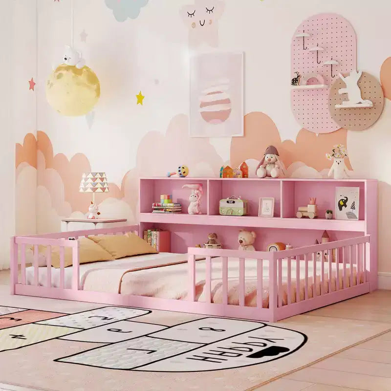 Lit de sol Montessori pleine grandeur avec étagères de rangement et barrières de sécurité Rose/Naturel/Blanc/Gris