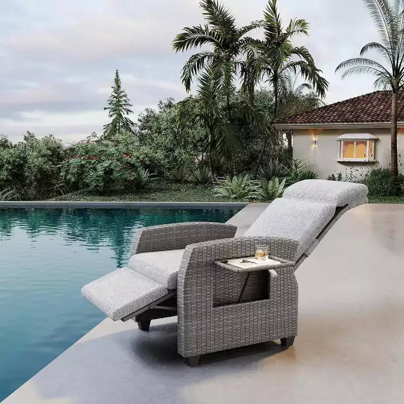 Chaise longue de patio, dossier et repose-pieds réglables en rotin synthétique résistant aux intempéries avec table escamotable et pompe à air