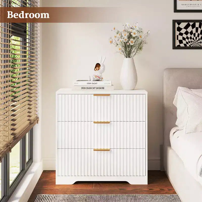 Table de chevet moderne en bois blanc 3 tiroirs Table de chevet cannelée grande 68 cm de large Meuble de rangement d'appoint Commode pour chambre à coucher, salon, meubles de maison
