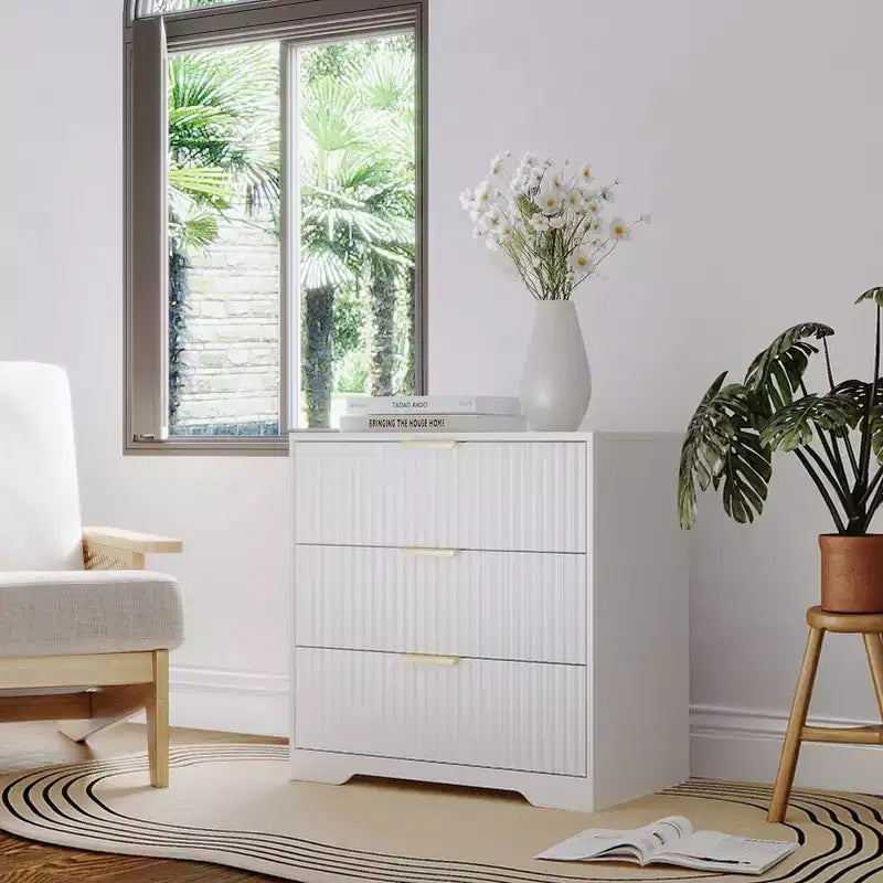 Table de chevet moderne en bois blanc 3 tiroirs Table de chevet cannelée grande 68 cm de large Meuble de rangement d'appoint Commode pour chambre à coucher, salon, meubles de maison