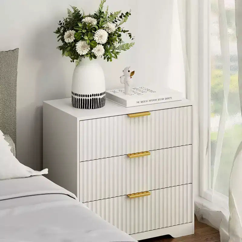 Table de chevet moderne en bois blanc 3 tiroirs Table de chevet cannelée grande 68 cm de large Meuble de rangement d'appoint Commode pour chambre à coucher, salon, meubles de maison