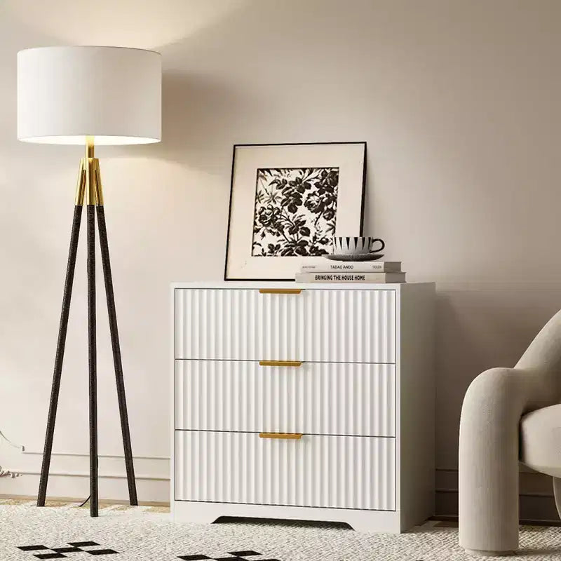 Table de chevet moderne en bois blanc 3 tiroirs Table de chevet cannelée grande 68 cm de large Meuble de rangement d'appoint Commode pour chambre à coucher, salon, meubles de maison