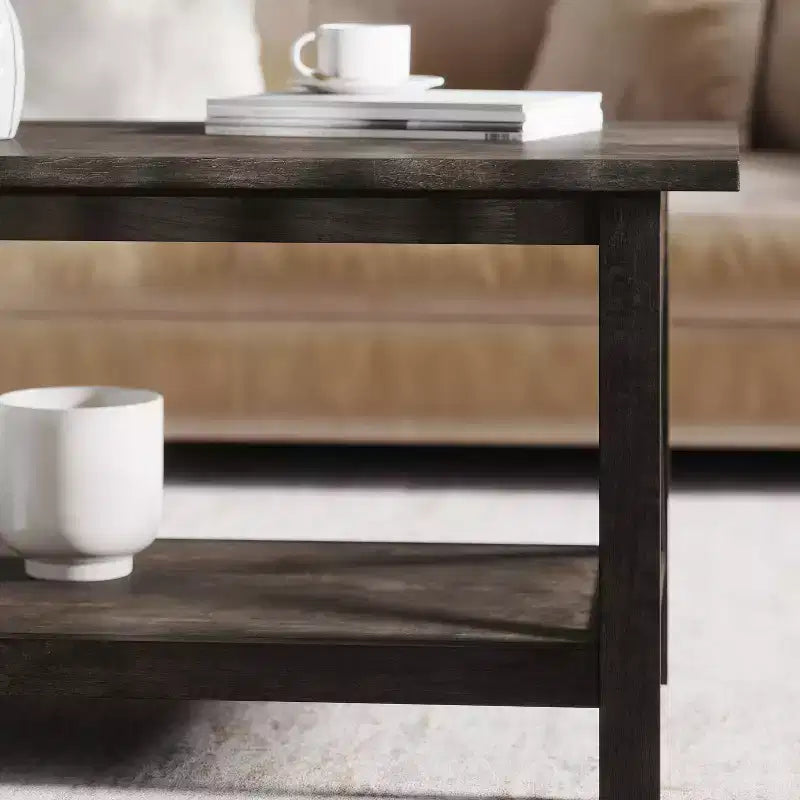 Table basse de style campagnard en bois massif avec étagère de rangement